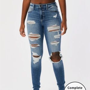 COPY - Hollister CURVY HIGH-RISE RIPPED MEDIUM WASH SUPER SKINNY JEANS